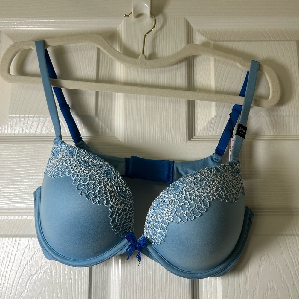 Victoria’s Secret 34D; Light blue push-up bra NWT; bundle price 2 for $25